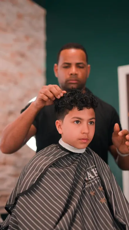 Coupe enfant au salon, 235th Barber Street Ivry