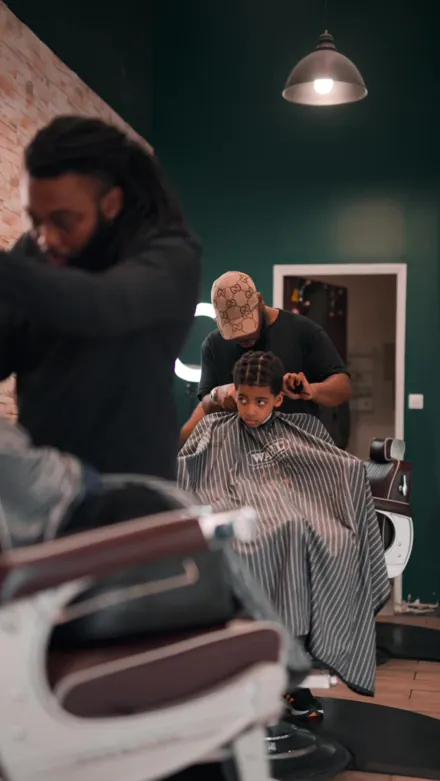 Deux barbers au travail, 235th Barber Street Ivry