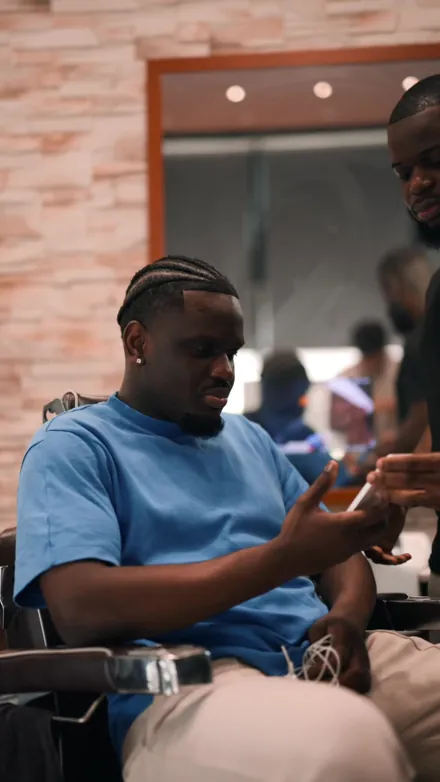 Client avec tresses au fauteuil, 235th Barber Street Ivry