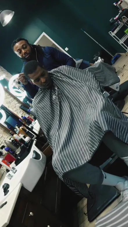 Barber au travail au salon, 235th Barber Street Ivry