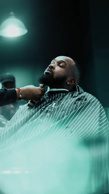 Taille de barbe au salon, 235th Barber Street Ivry